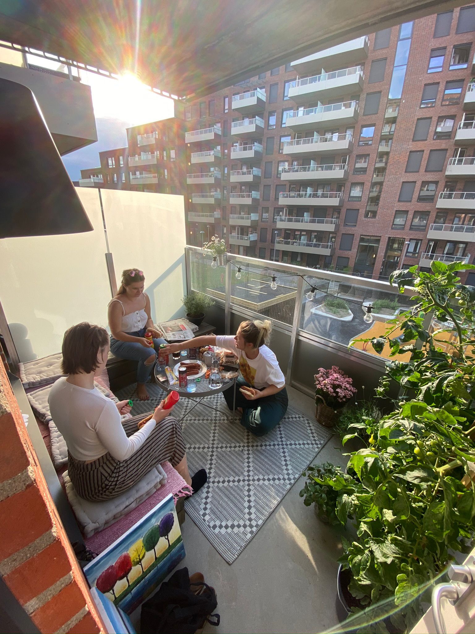 Flott balkong med to skreddersydde sittebenker, ute-teppe og bord følger med leiligheten